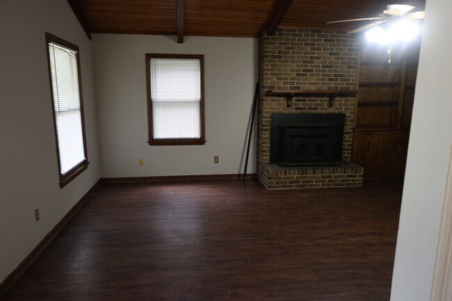 Building Photo - 213 Merry Wood Dr