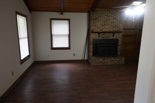 Foto del edificio - 213 Merry Wood Dr