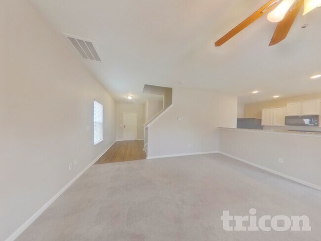 Building Photo - 1332 Waylon Ave