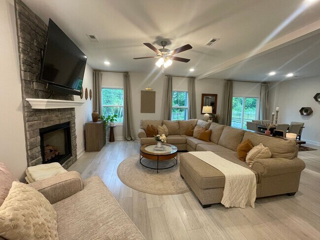 Foto del edificio - 4 Bedroom Pet Friendly Home For Rent with Club House, Comm. Pool, & Comm Gym Access!