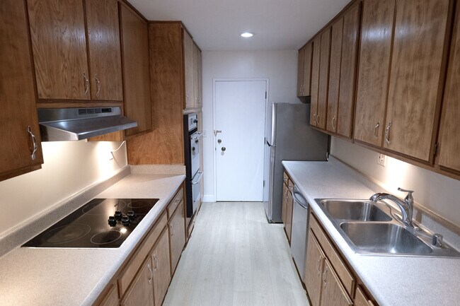 Kitchen - 5625 Windsor Way