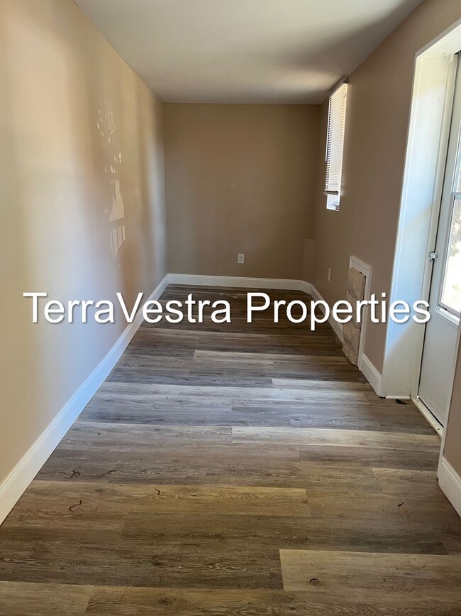 Building Photo - Large 4 Bed in Mantua with bonus room! Eli...