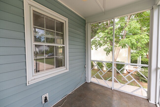 Foto del edificio - Lovely, Updated 3-Bedroom, 1-Bath Home in Greensboro w/ Fenced Yard