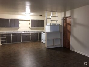 Building Photo - 2106 Lake Point Dr