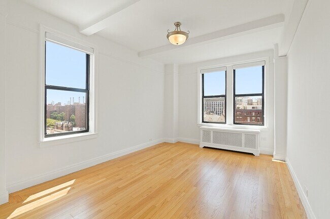 Building Photo - 301 E 21st St