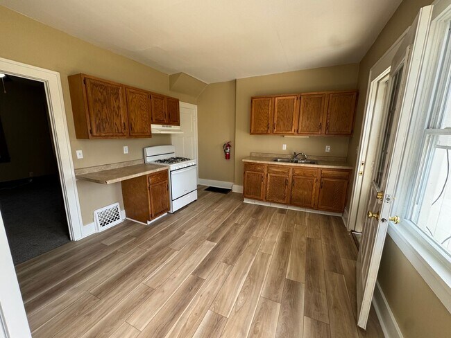Building Photo - 2 Bed, 1 Bath Townhome Across from Stephen...