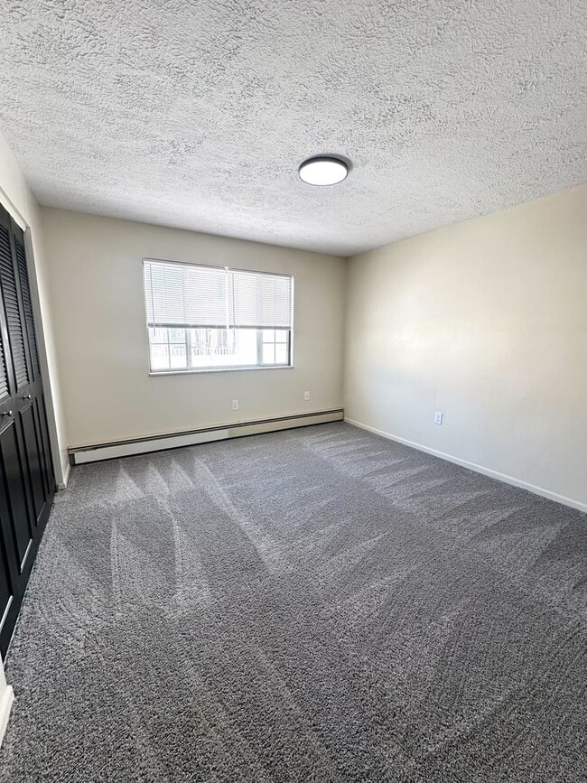 Building Photo - 2 Bedroom and 1.5 Bathroom Apartment in Be...