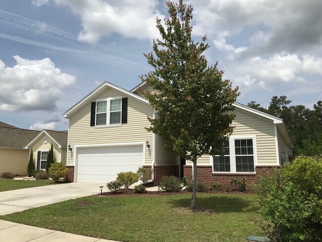 Building Photo - Beautiful ranch style home sitting on a qu...