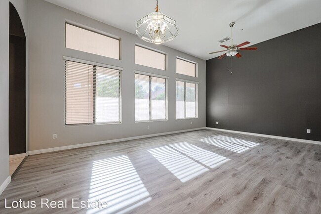Building Photo - 5 br, 4 bath House - 1600 S Carriage Ln