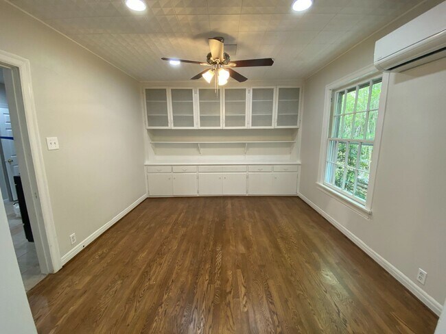 Building Photo - UT PRE-LEASE: Spacious, Updated  North Cam...