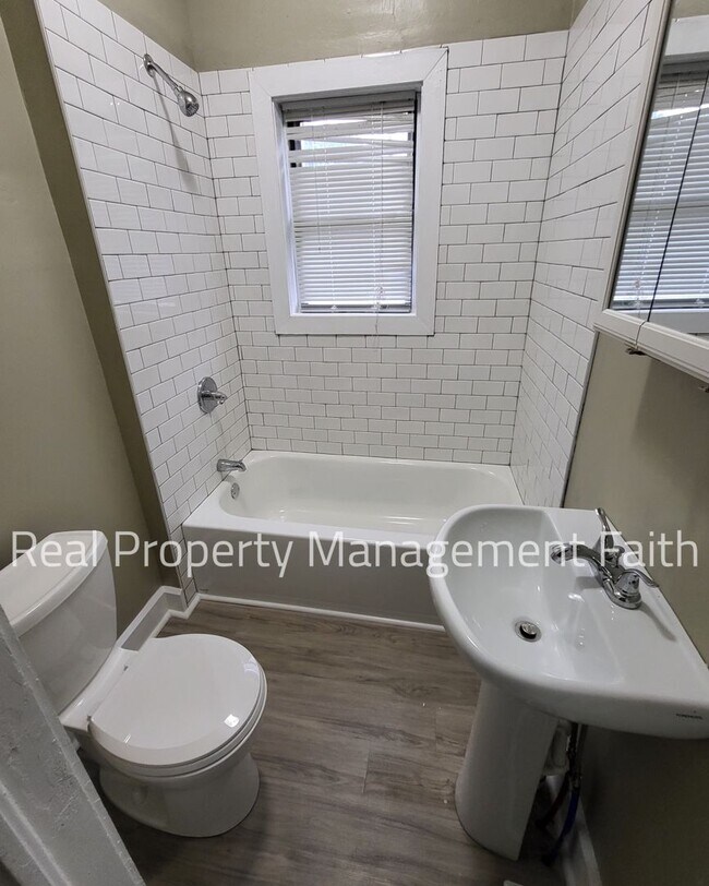 Foto del edificio - 1062-1064 W 35th St