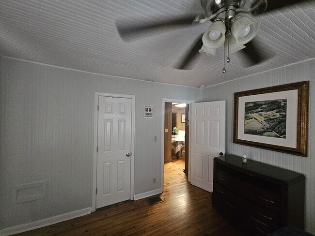Foto del edificio - Furnished Three Bedroom Ranch Home