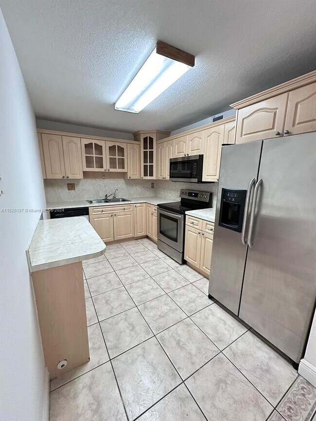 Building Photo - 10000 NW 80th Ct