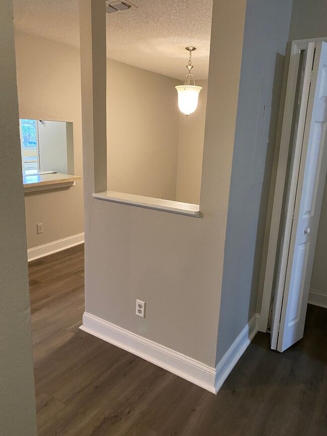 Building Photo - Great 2/2 condo in Pershing point Lake view  with updated Flooring