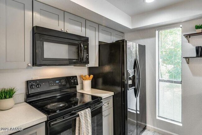 Foto del edificio - Great upgraded 1 bdrm condo on 1st floor!