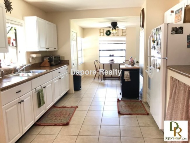 Foto del edificio - Lakefront-Remodeled 2 Bed, Garage, Wood Fl...