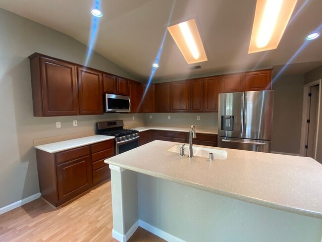 Building Photo - In Hanford-4 Br 2.5 Ba Available Now