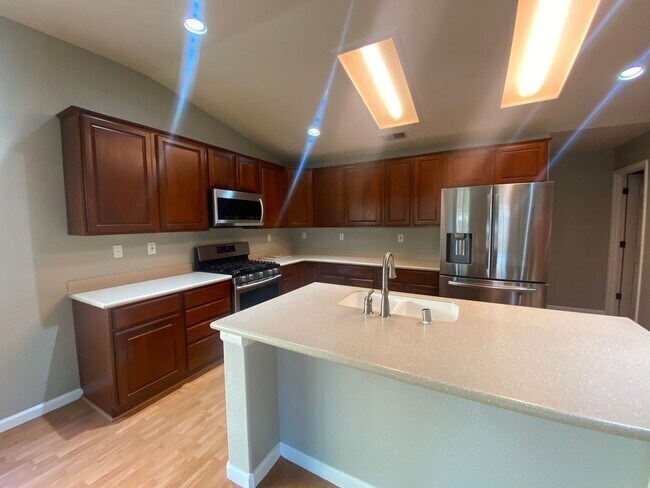 Foto del edificio - In Hanford-4 Br 2.5 Ba Available Now