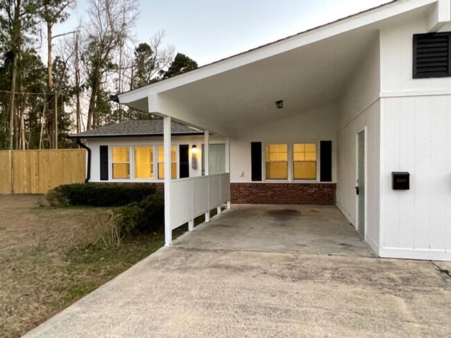 Building Photo - Adorable 2 Bedroom, 1 Bath Close to Histor...