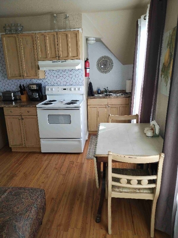 Building Photo - 637 E Willamette Ave