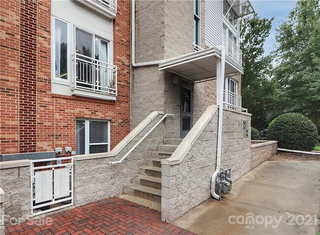 Building Photo - Room in Condo on Donatello Avenue