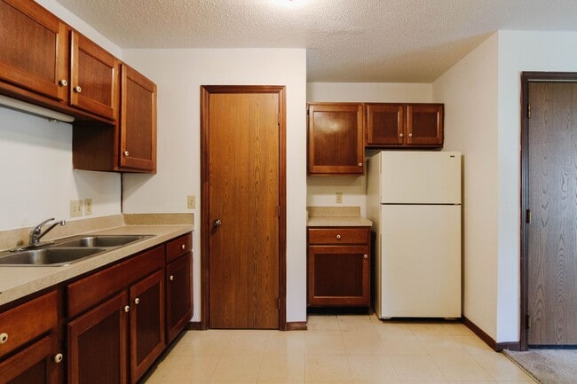Building Photo - Spacious Living Room