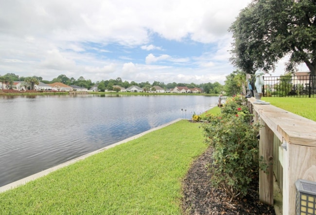 Building Photo - SPACIOUS WATERFRONT 3 bed/3.5 bath with lo...