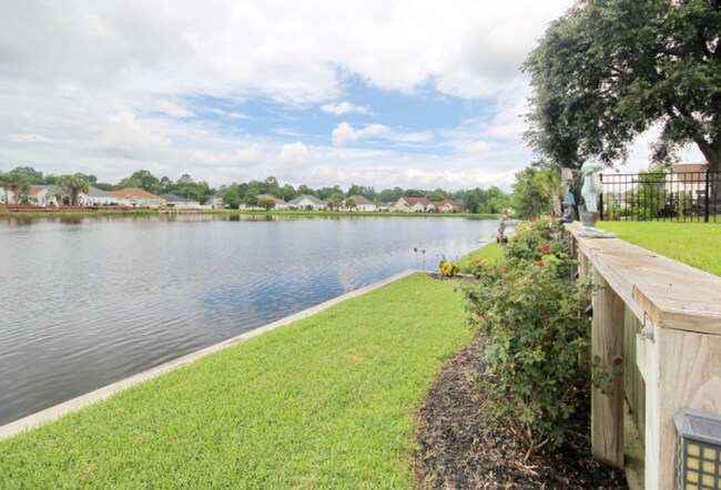 Foto del edificio - SPACIOUS WATERFRONT 3 bed/3.5 bath with lo...