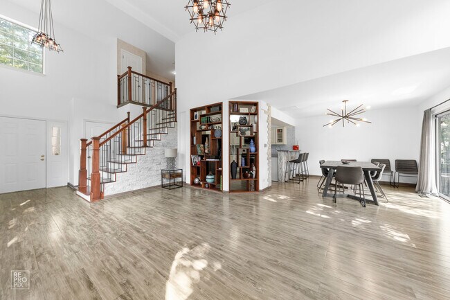 Building Photo - 1520 Club Dr