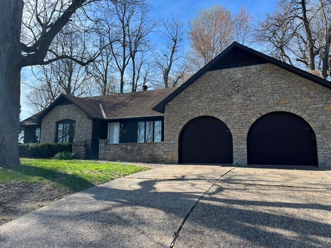 Foto del edificio - Single family home available to rent, located on Quincy's East Side.