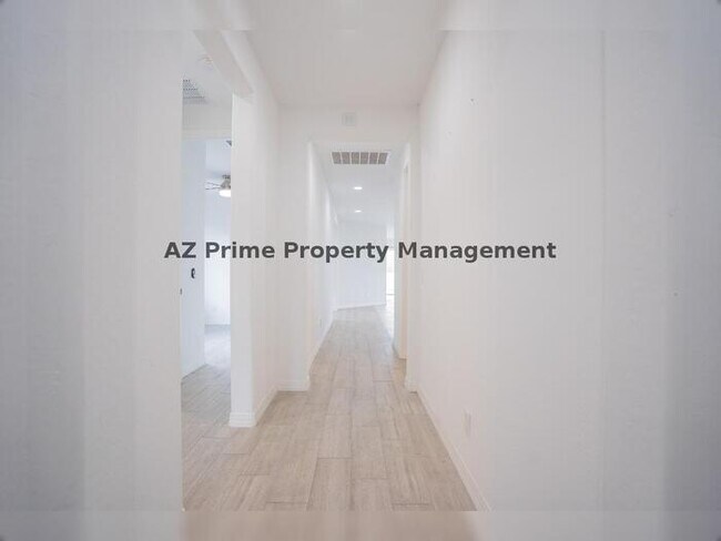 Foto del edificio - 16512 W Desert Ln