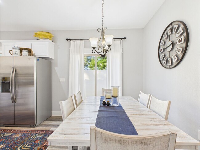 Building Photo - Centrally Located Furnished Home