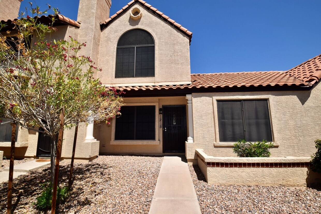 Foto principal - Beautiful 2 bed 2.5 bath Townhouse in Mesa!