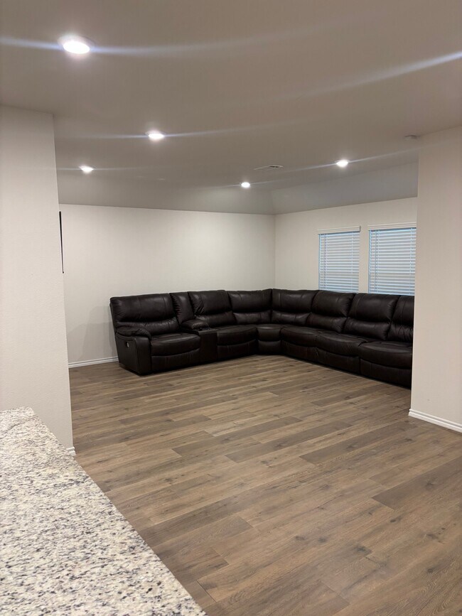 Foto del edificio - 2551 Quiet Oak Ln