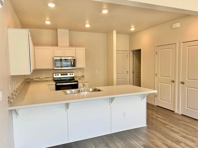 Foto del edificio - FREE RENT!! NEWER HOME IN EZ LIVING COMMUN...