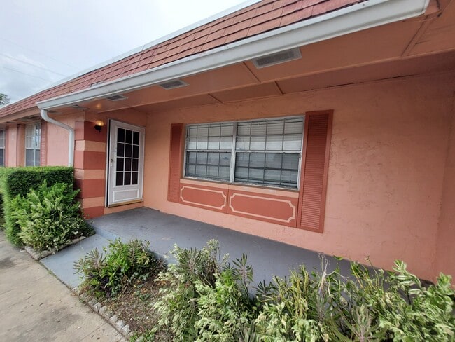 Foto del edificio - 2929 W Oak Ridge Rd