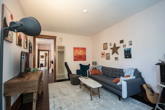 Foto del edificio - 2145 W School St