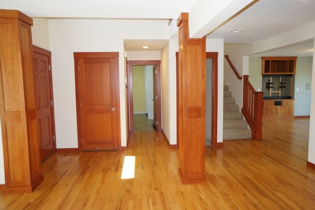 Building Photo - Stunning SW Portland (Arranmore) 4-bedroom...