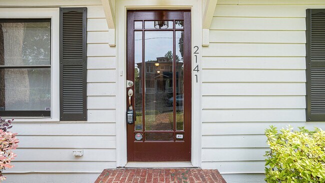 Building Photo - Live in Kirkwood for under $3000!