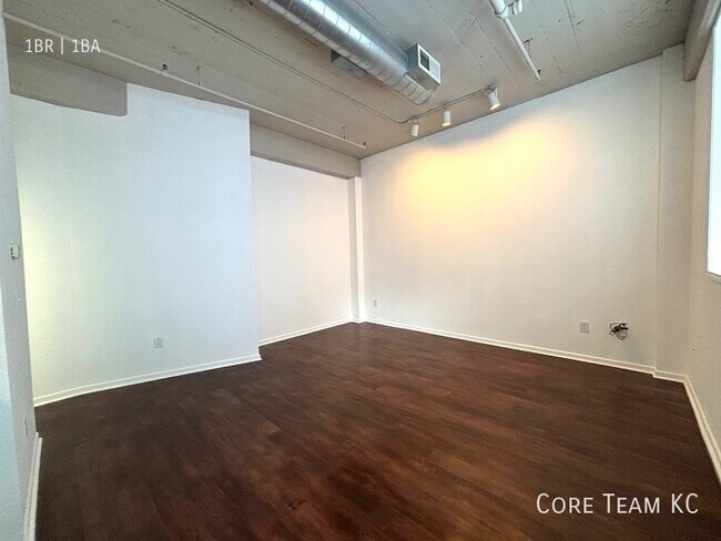 Foto del edificio - 320 W 7th St