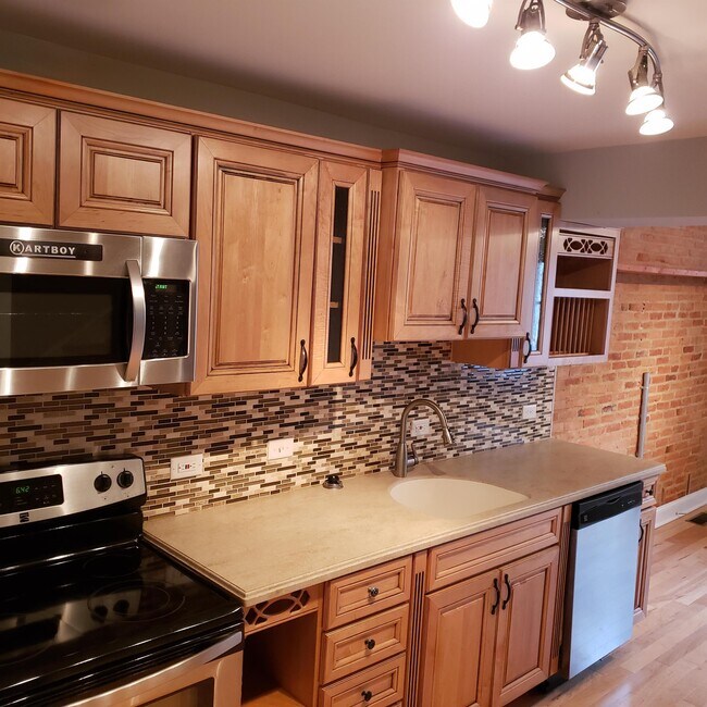 Building Photo - 913 Ryan St