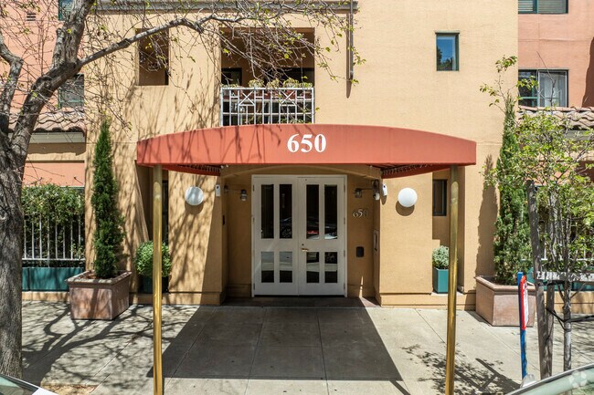 Entrance - 600-690 Chestnut St
