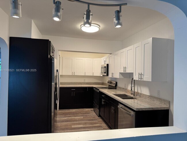 Foto del edificio - 985 NE 115th St