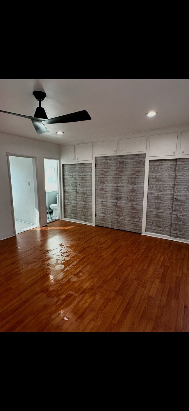 Foto del edificio - 323 N Chevy Chase Dr