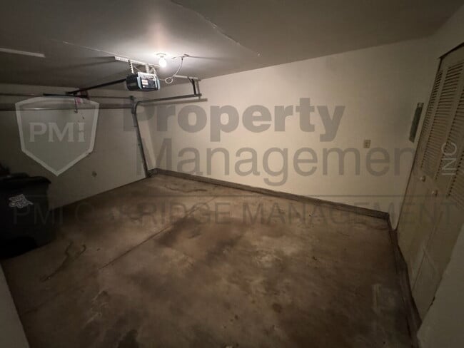 Building Photo - Single Level  2 Bed Apartment with Garage