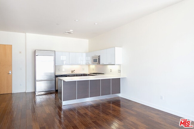 Building Photo - 801 S Grand Ave