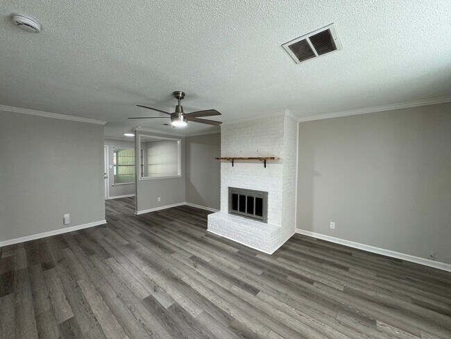 Building Photo - Beautifully Redone