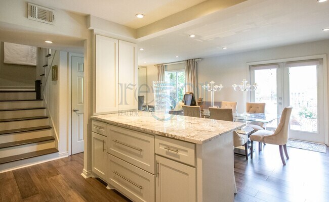 Foto del edificio - Elegant, updated Pleasant Valley townhome in the heart of WLR