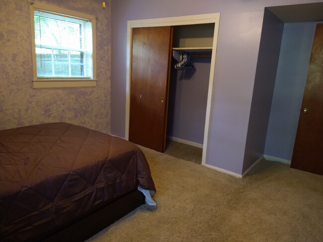 Foto del edificio - 1506 Camelot Cir