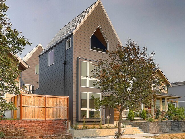 Foto del edificio - Like New! North Tacoma, 6th Avenue District